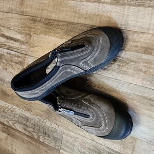 Clarks Muckers Womens Greenish Gray Slip On Shoes Size 10 Waterproof Gorpcore